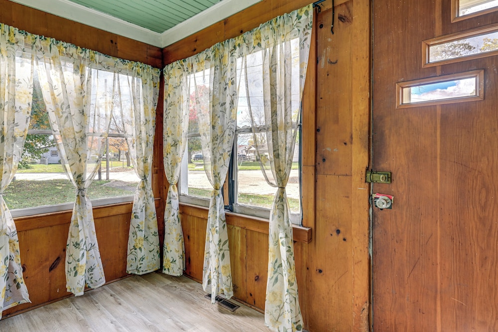 3 Mi to Dtwn Saginaw: Cozy Family Home w/ Yard!