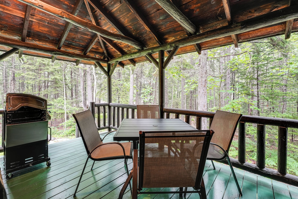 Walk to Barrett's Park: Wooded Cabin w/ Grill!