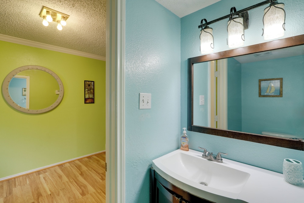 Houston Townhome 4 Mi to Airport: Central Location