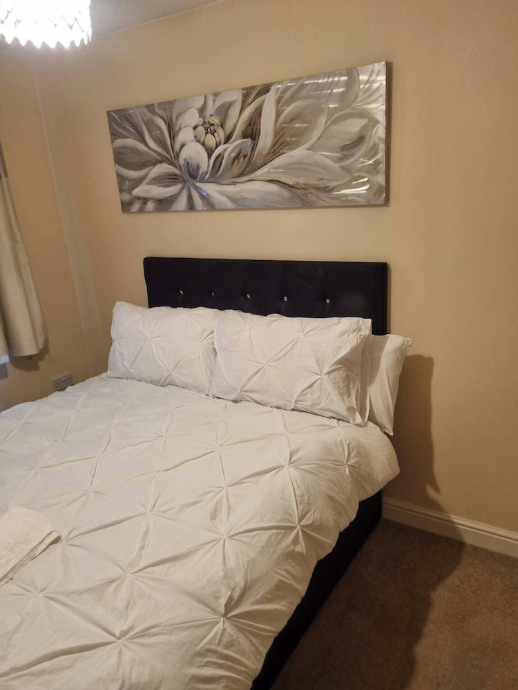 3 Bed House - Sleeps 6 - Parking - Wifi