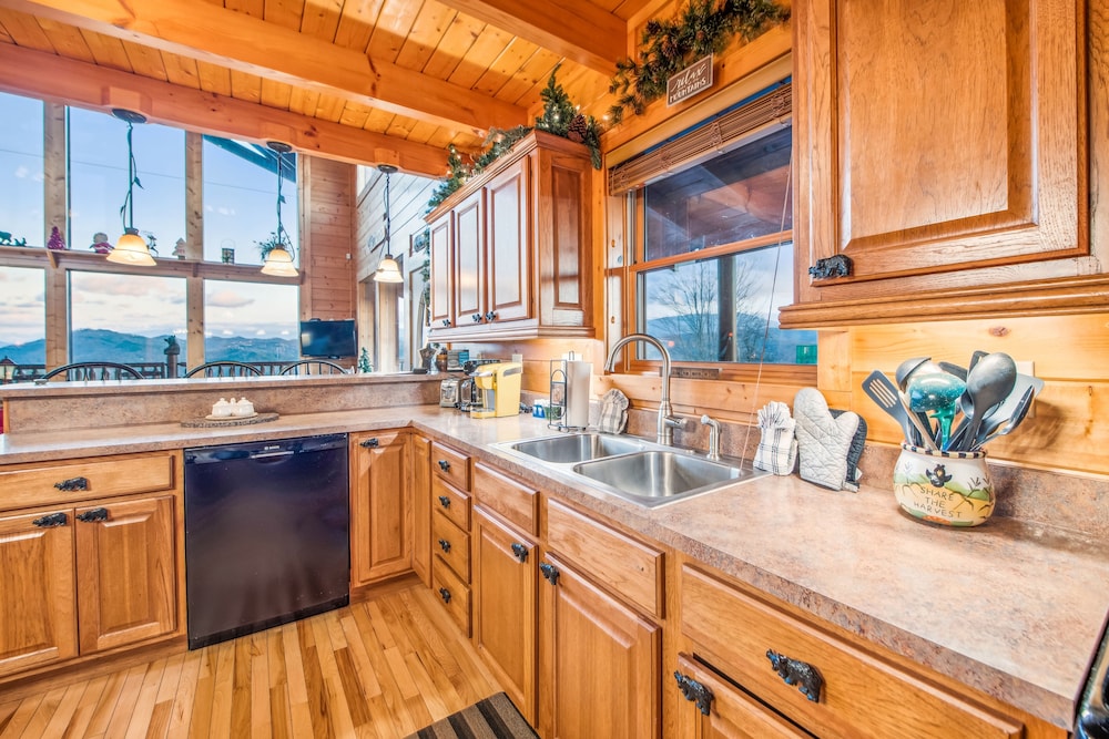 Heavenly Vista At Crown Point 4 Bedroom Cabin by RedAwning view 5