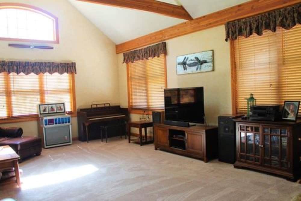 Oak Creek Lodge