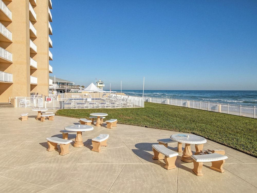 Oceania Beach Club