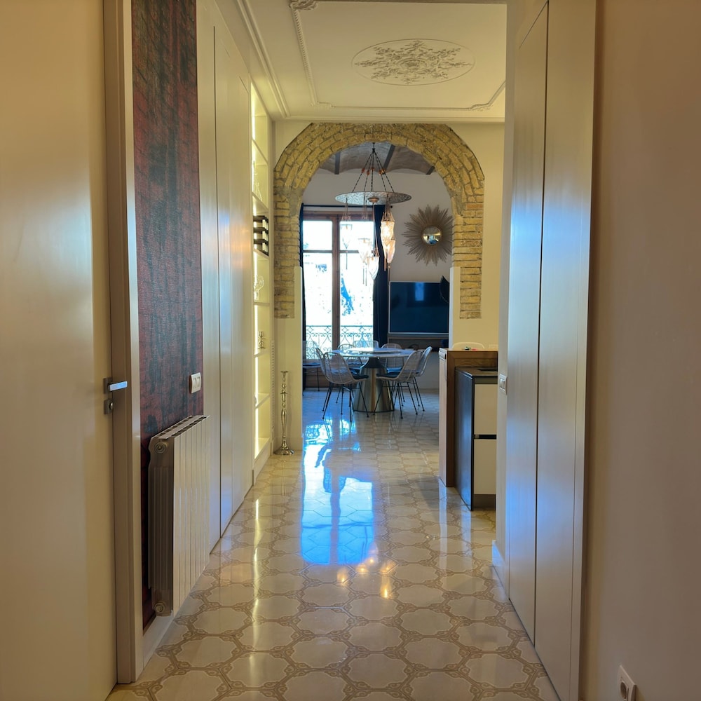 The Avenue 2BR Luxury Unit in Diagonal Ave