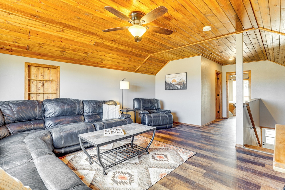 3 Mi to Trails: Secluded Eagar Cabin w/ Mtn Views!