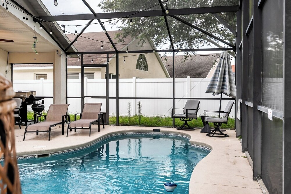 Cozy Queen BR + Pool Access Near Disney