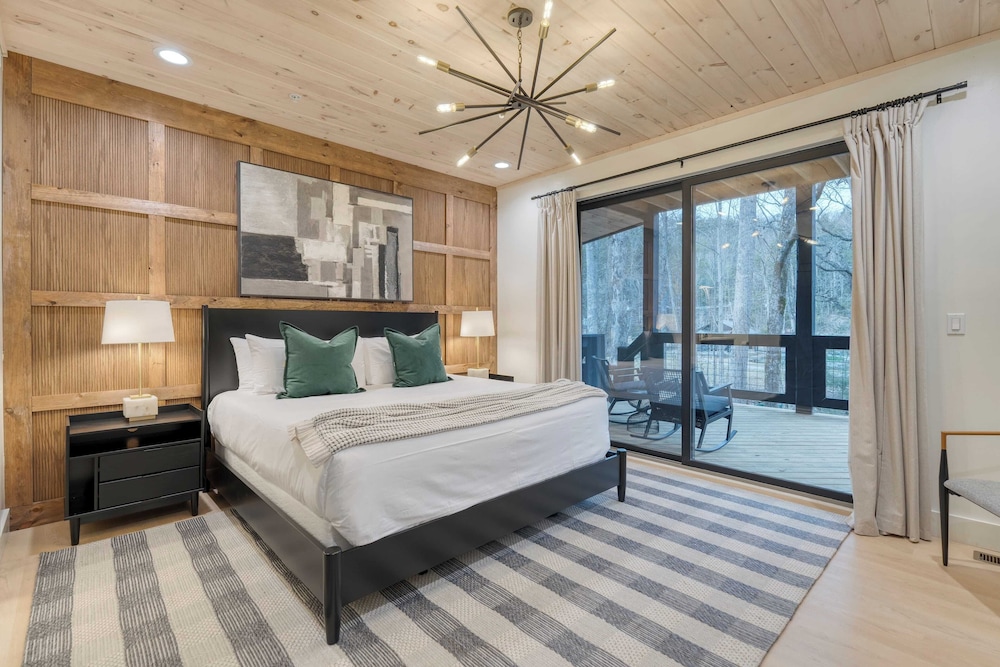 Kings Crown by Avantstay Indoor Pool, Hot Tub, Firepit, Theater All-season Retreat