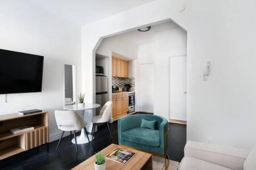 444-4c Newly Renovated Studio in Hell s Kitchen