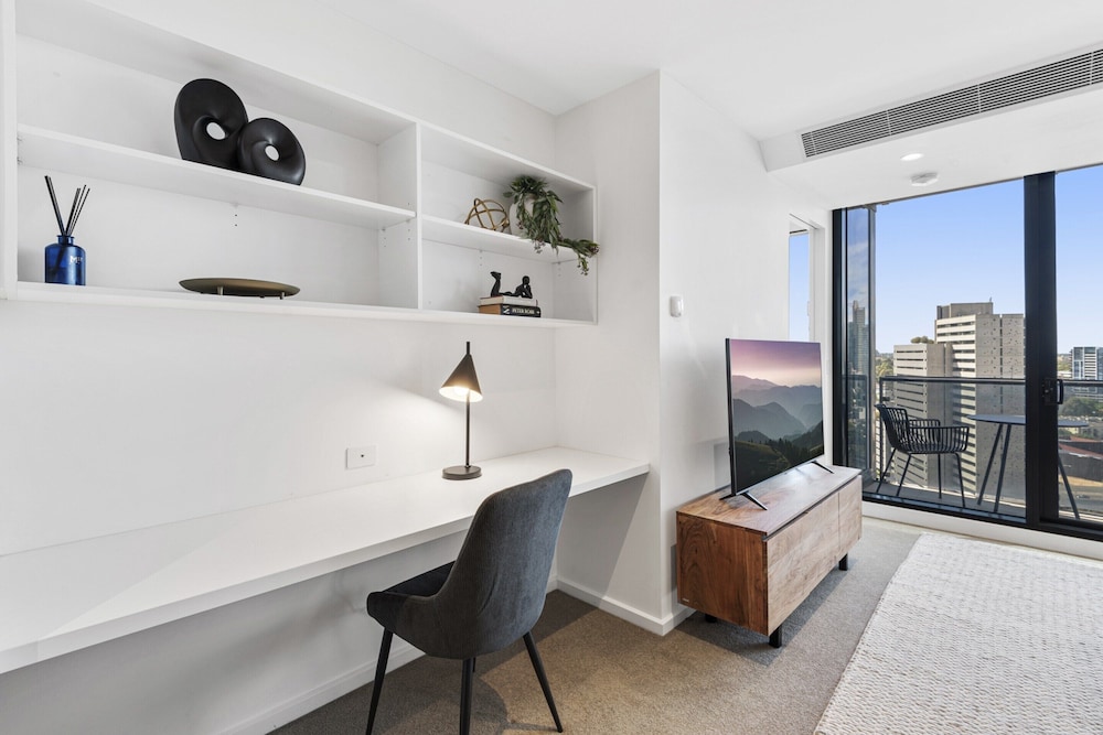 Elegant 2-bed Apartment With Balcony & City Views