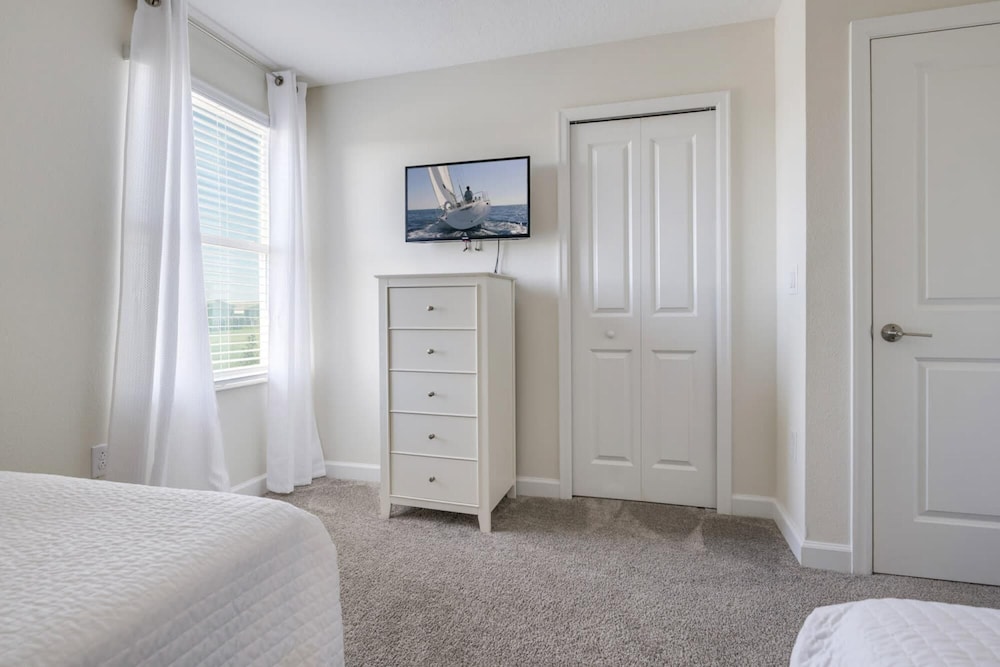 Wonderful Home With Movie Room Near Disney