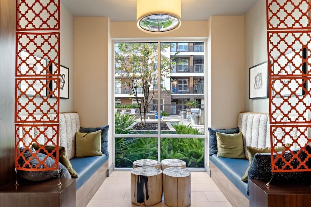 Bright and Airy Condo With Fast Wifi Gym Pool Parking Included