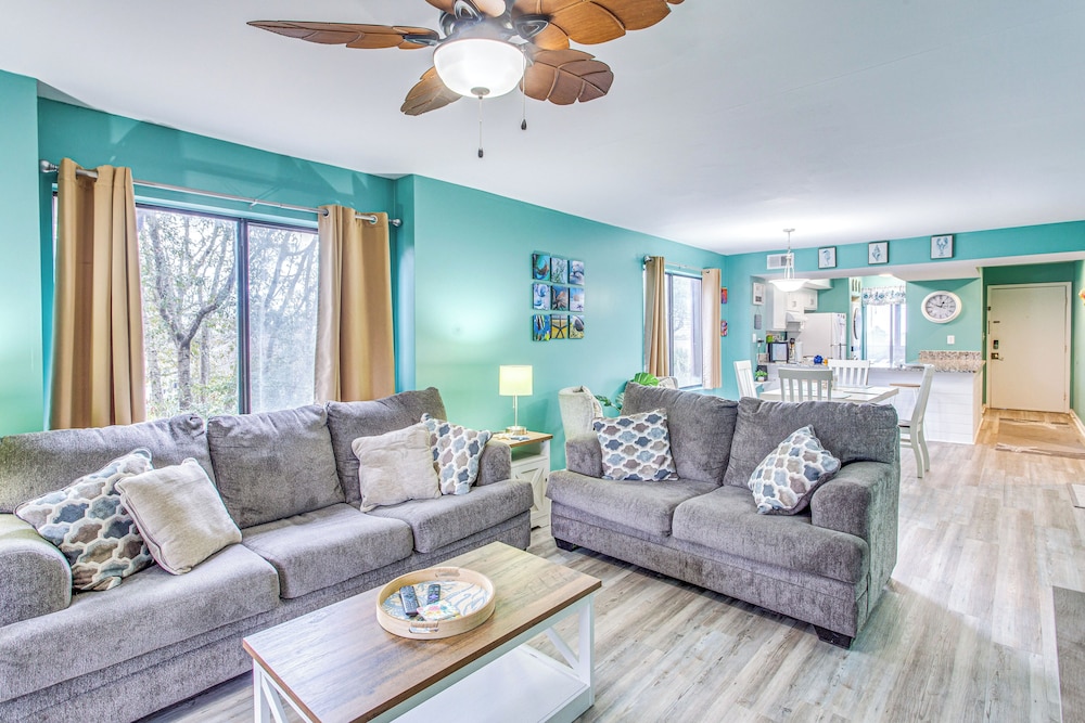 Walk to Ocean: Condo w/ 2 Pools in Myrtle Beach