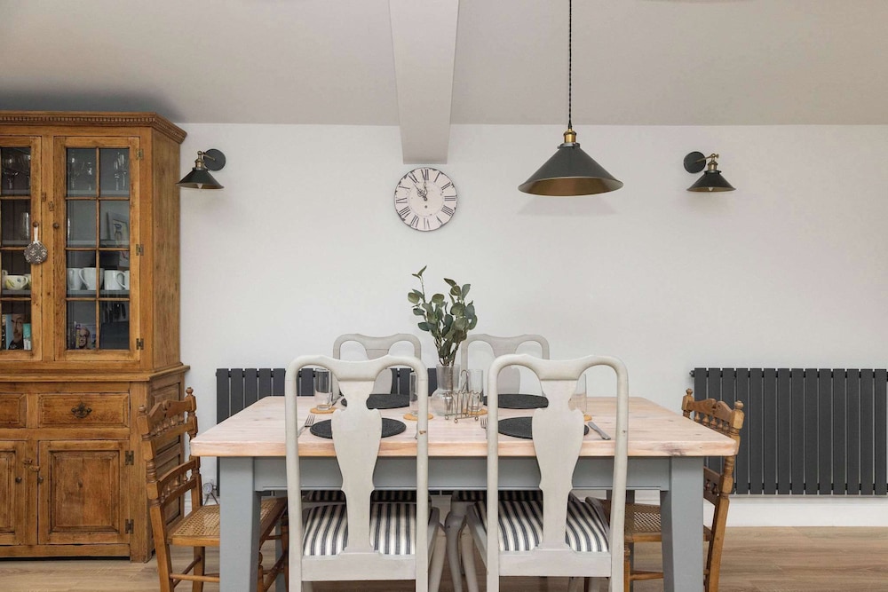 House Annexe Sleeps 18 Heated Pool