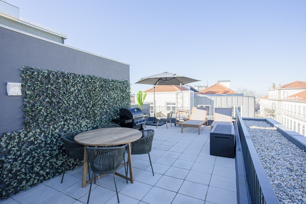 Liiiving-Modern & Glam Rooftop Apartment view 5