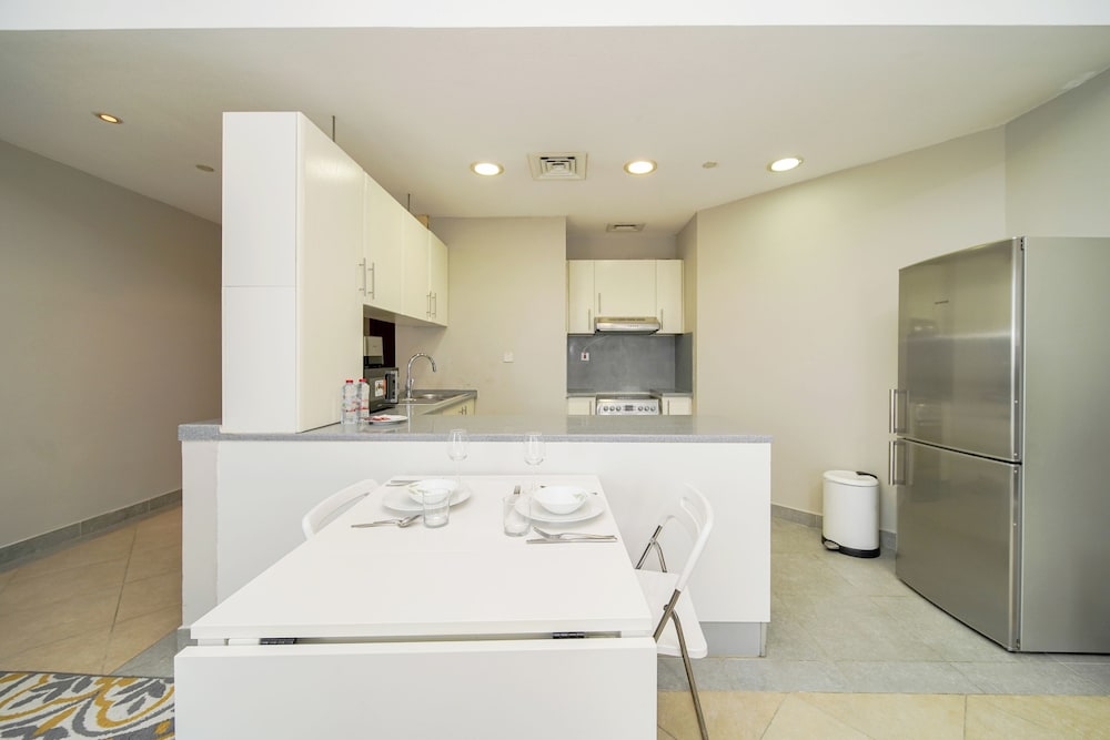 PVH - Sunny Studio - Madison Residency