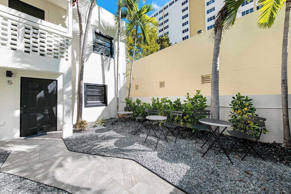 Retro Miami Getaway With Free Parking 1 Minute From Beach