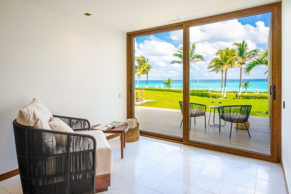 Luxury beachfront villa at Nizuc