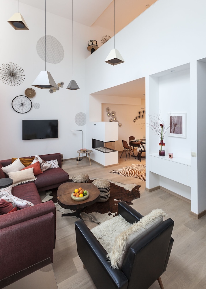 Unit 3 - Modern Smart Home Triplex Private Garden & Parking view 3
