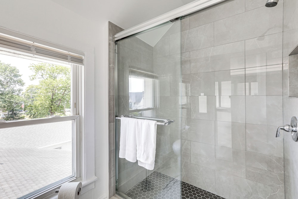 Stroll to Ocean Grove Boardwalk & Beach: Sleek Apt