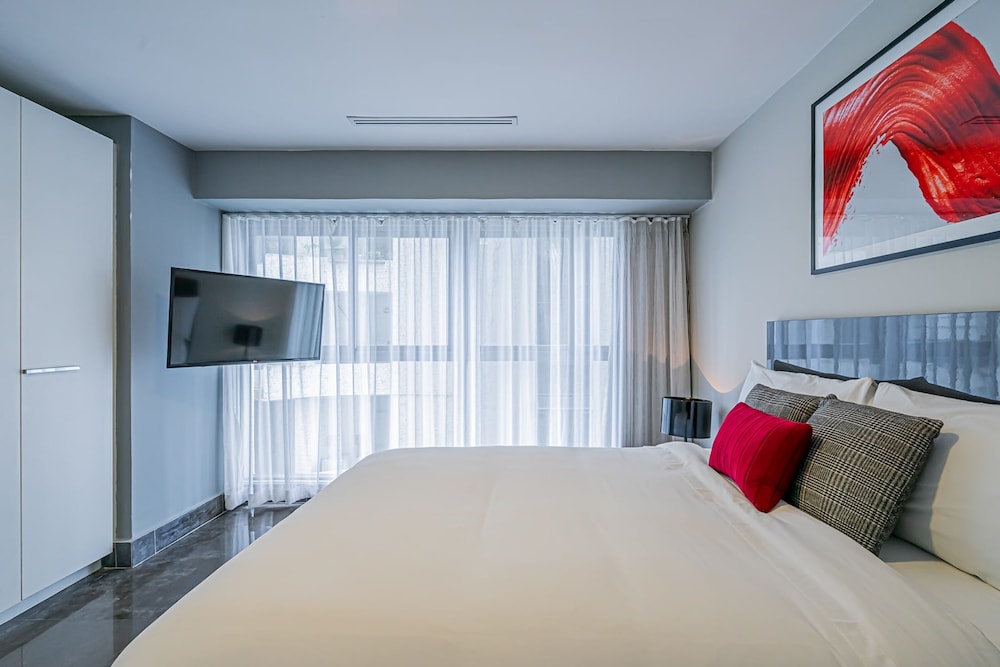 w Majestic 2BR w Perfect Balcony in YOO
