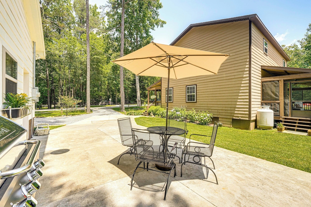 1/2 Mi to Lake Nottely: Blairsville Home w/ Patio!