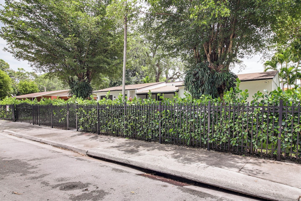 5 Mi to Beach: Group Getaway w/ Yard in Miami