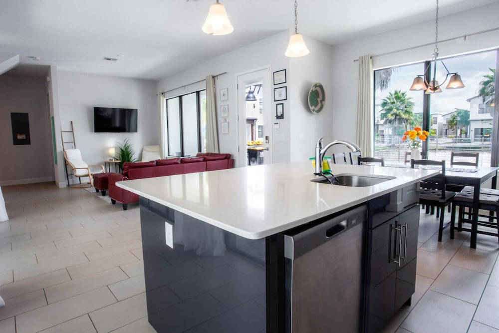 Townhome- 4Bd - Close To Parks Shops