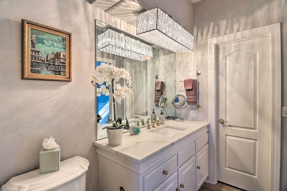 Million-dollar Estate by Downtown Franklin!