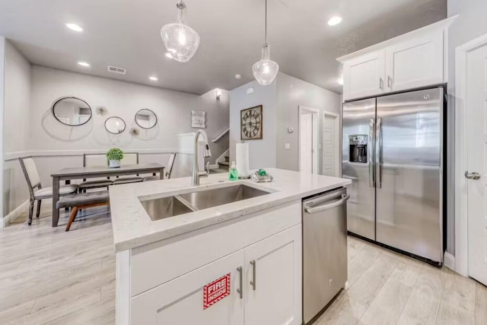 The Modern Villa - Pet Friendly 3 Bedroom Townhouse