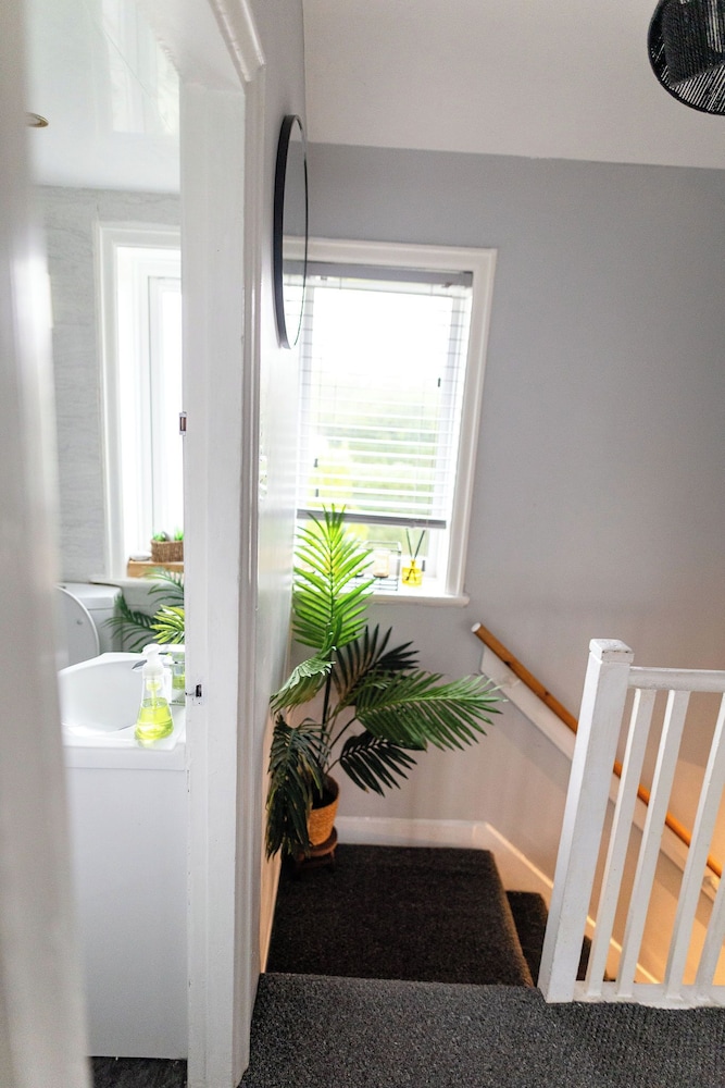 Beautiful Wythenshawe Home Near Airport With Garden & Parking Sleeps 5