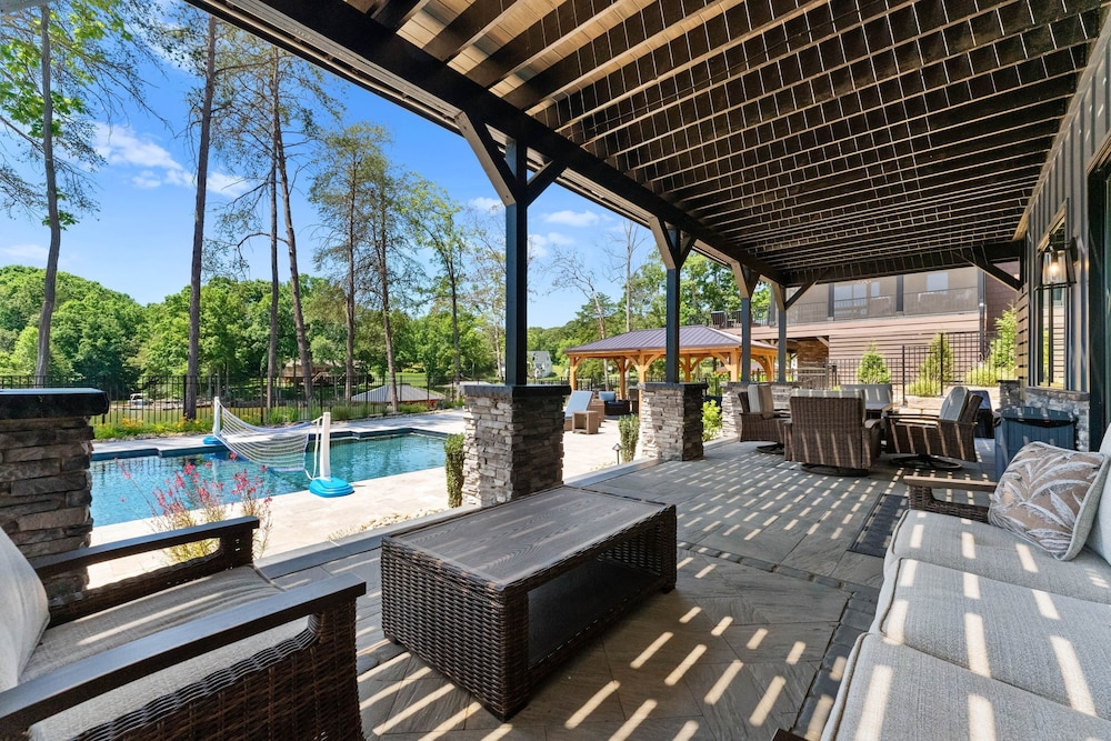 Blue Heron by Avantstay Lakefront Dock Pool Theater Sleeps 22