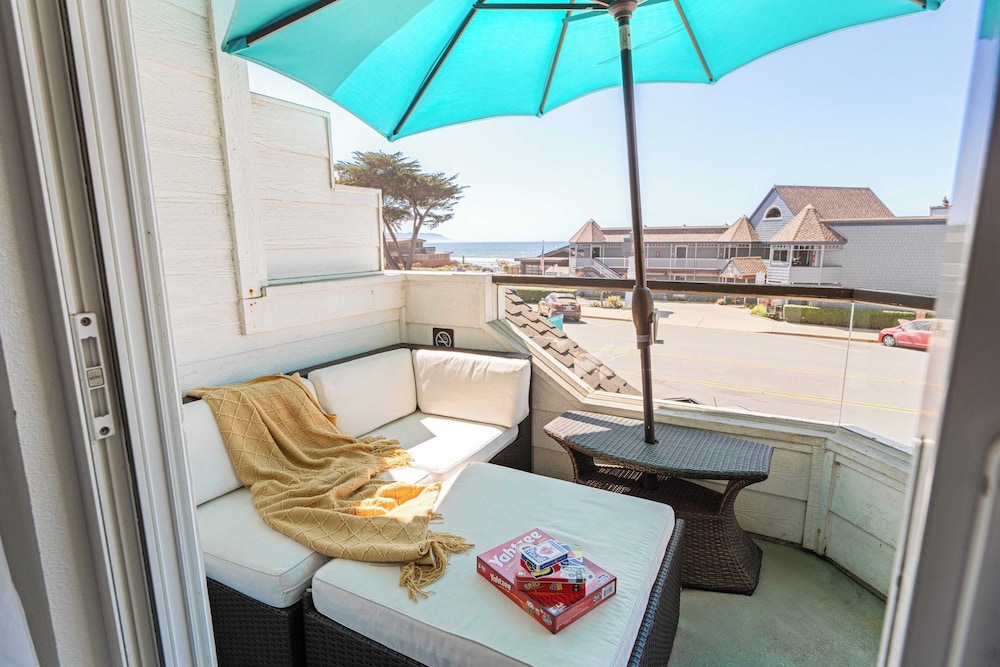 7 Cayucan Bungalows by Avantstay Close to Beach + Ocean Views Sleeps 36