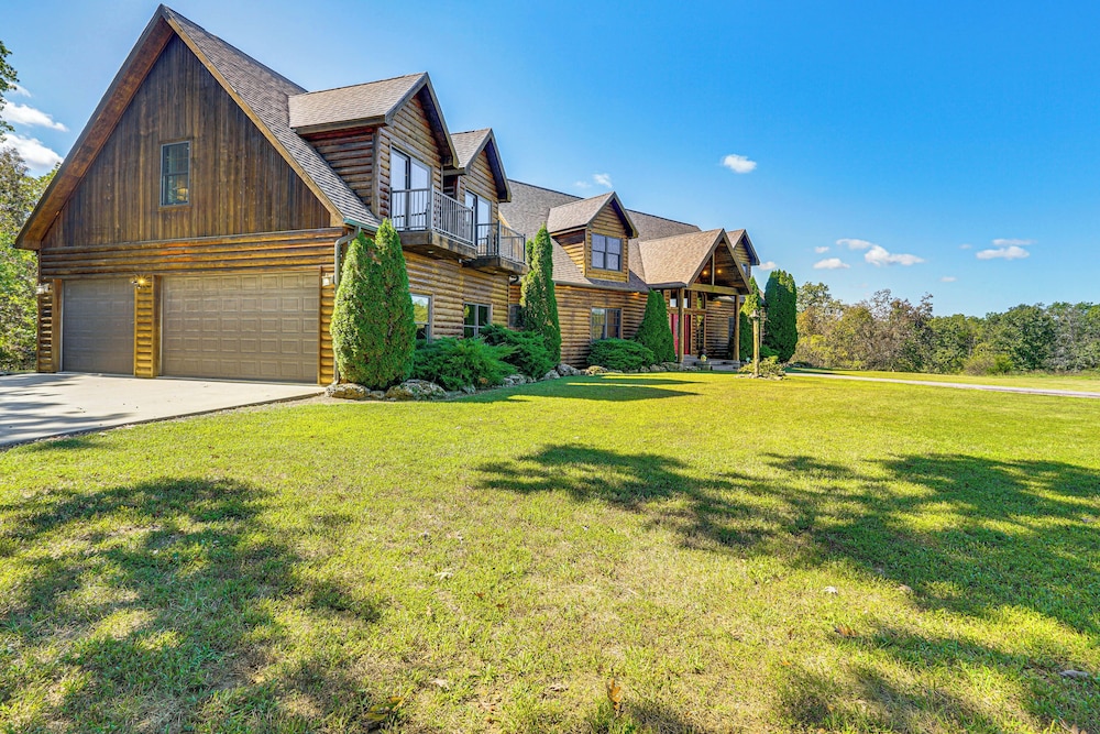 Game Room, Deck & Yard: Lake of the Ozarks Retreat view 5