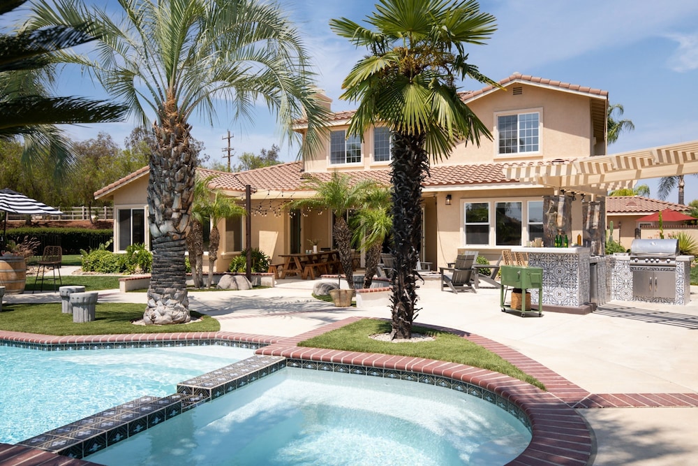 Villa Verdot by Avantstay Spectacular 6 BR Estate w Pool Hot Tub Tennis B-ball Courts