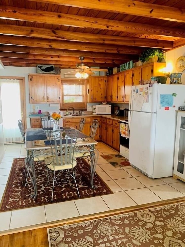 Wayne's World 3 Bedroom Home by RedAwning