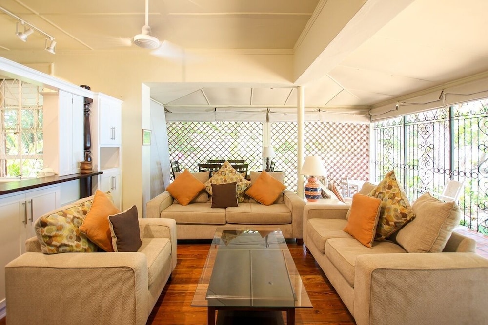 Beachfront Classic 3-bed House - Whitecaps by BSL Rentals