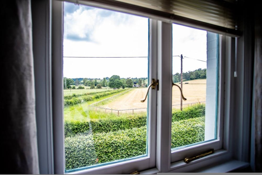 Benhams Country Cottage - From 250 Per Night