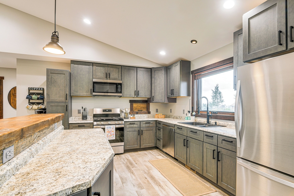 Pinedale Getaway Near Hiking, Skiing & Lakes!