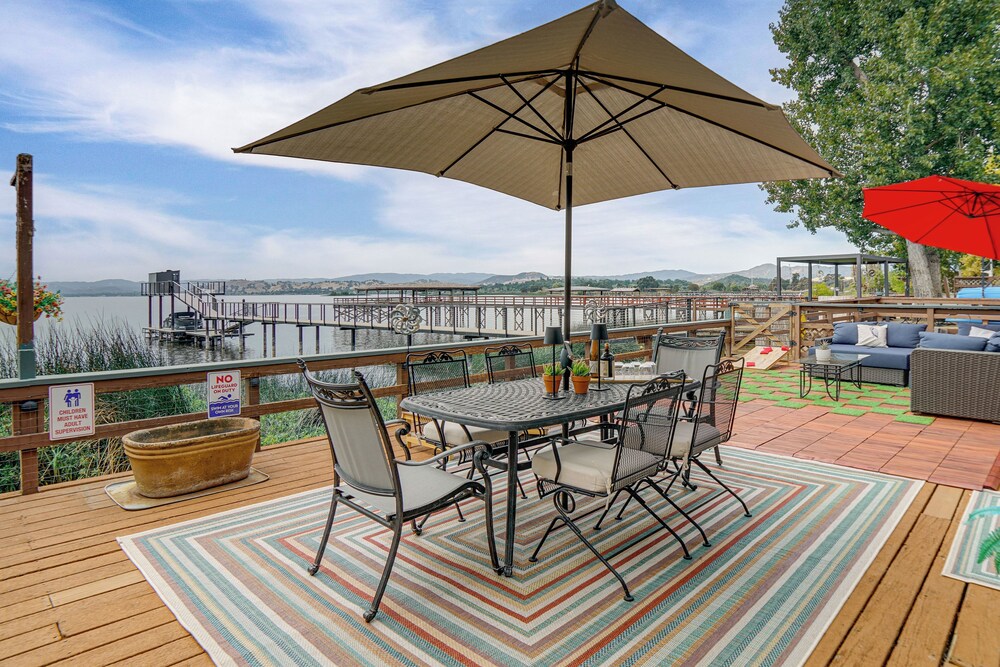 Waterfront Clear Lake Home w/ Game Room & Deck!