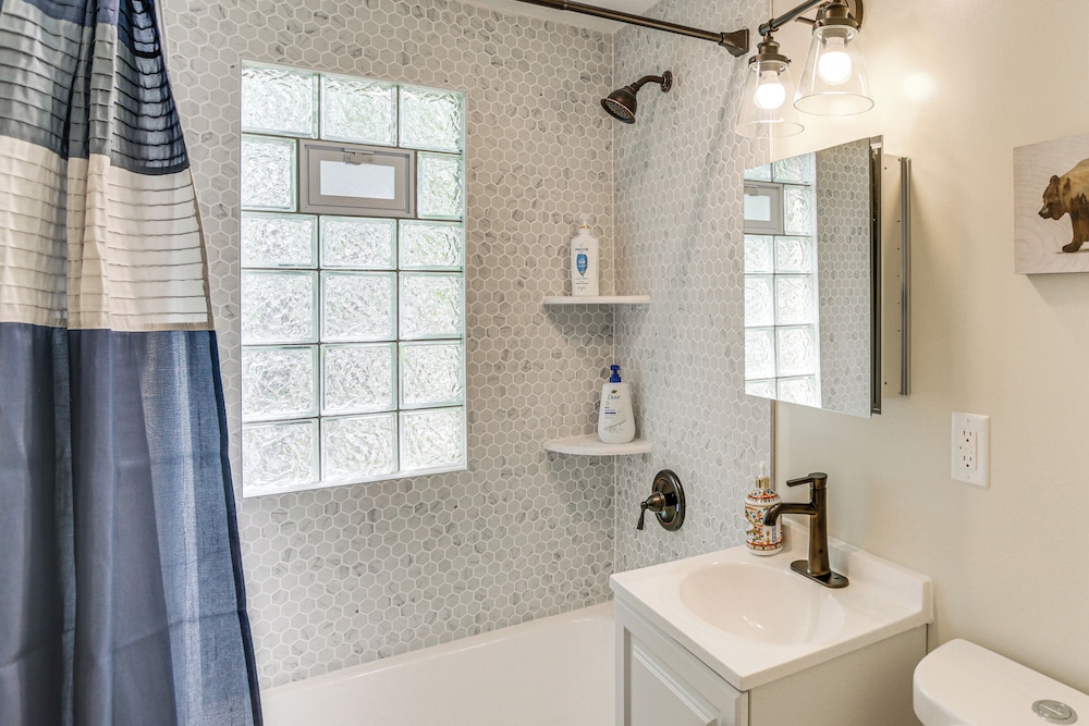 Charming Saint Paul Retreat: 7 Mi to Downtown!