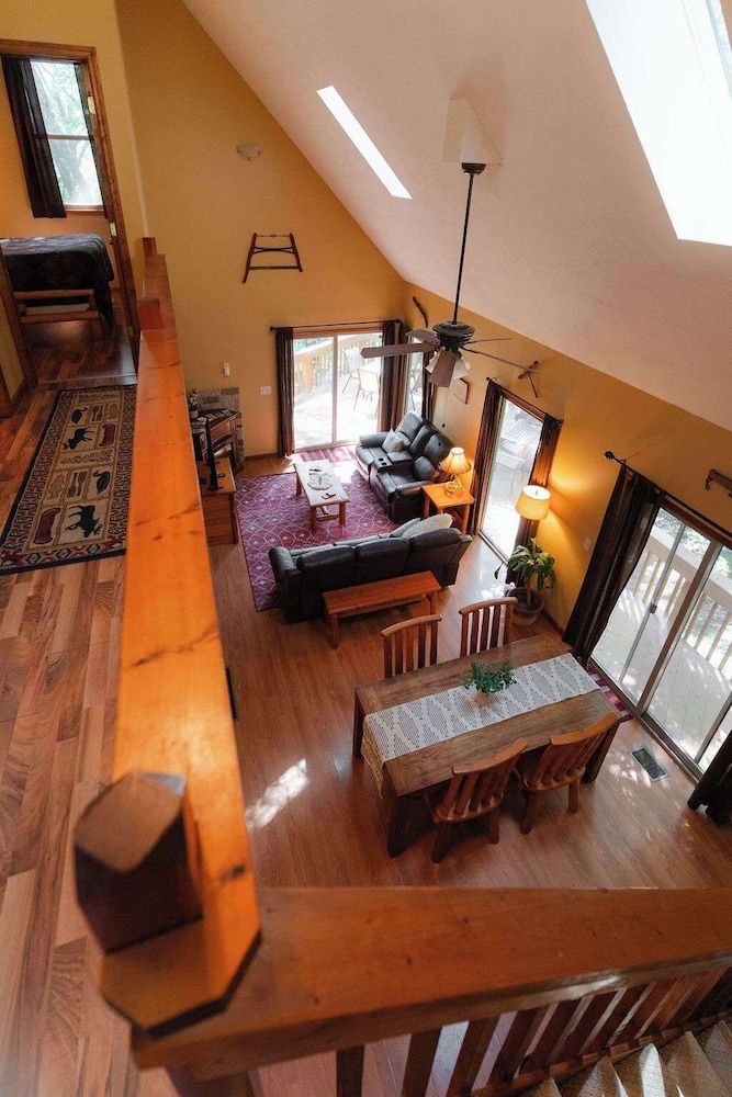 Cheerful Two Bdrm Cabin With Hot Tub & Pet Friendly