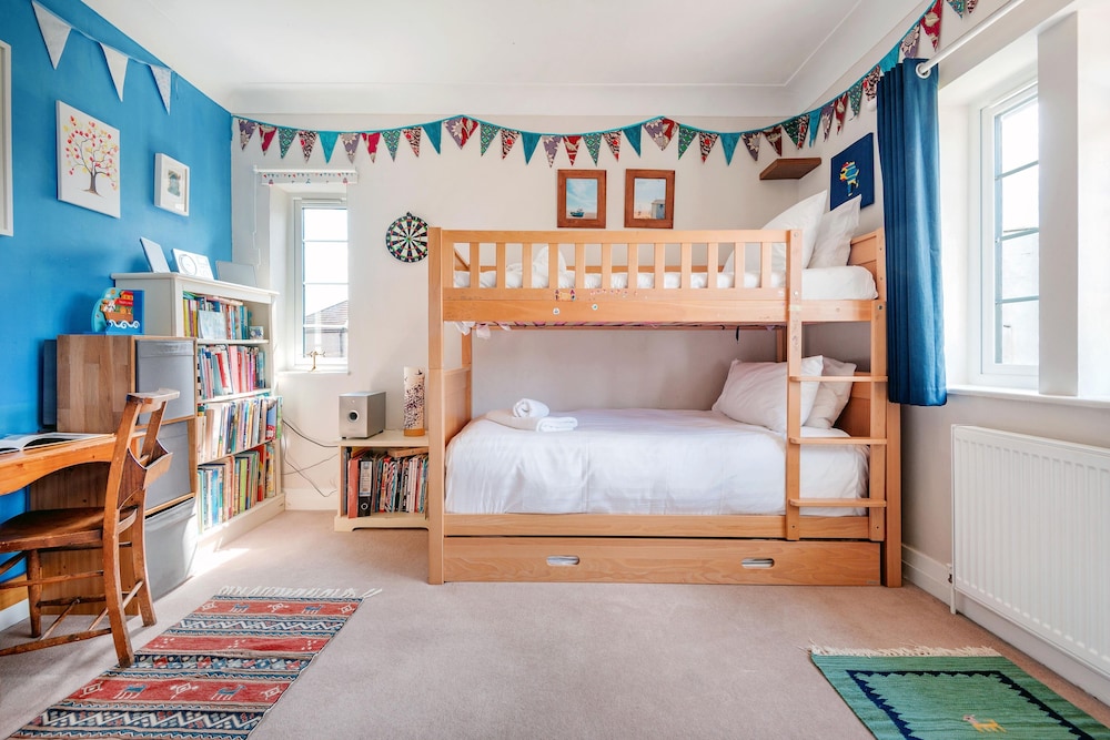 Majestic Home With Beautiful Garden in North West London by Underthedoormat
