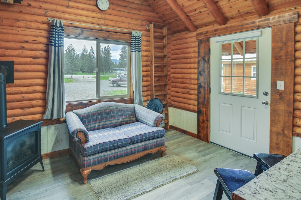 Cozy Thompson Falls Cabin w/ Mountain Views view 3