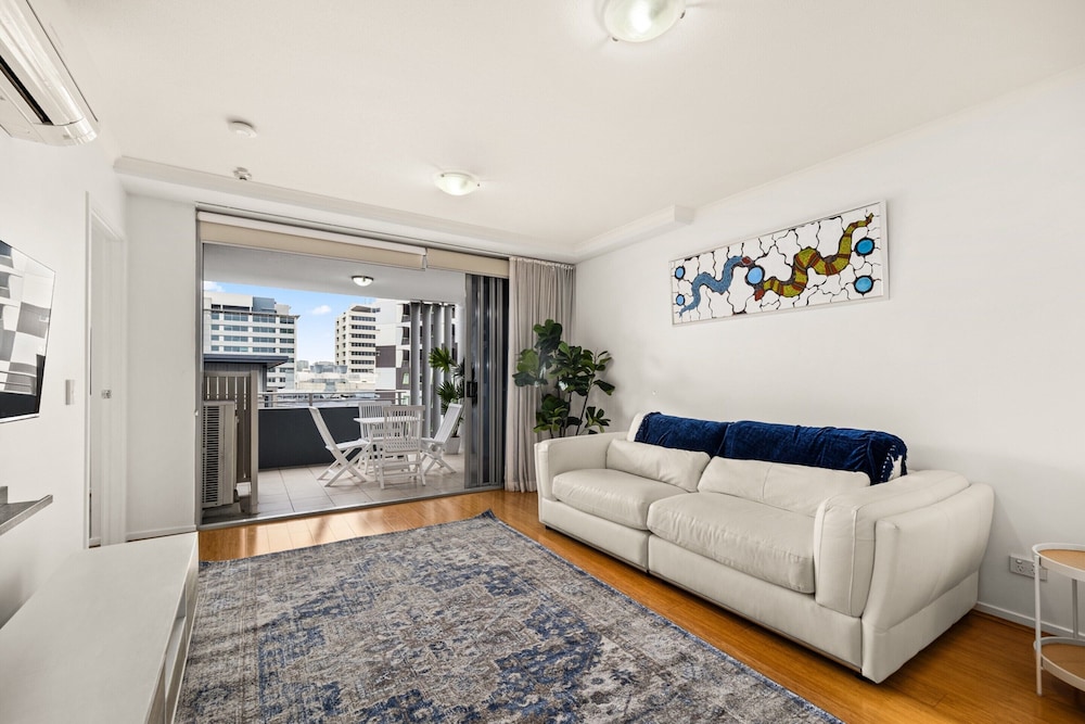 South Brisbane 2BR Apt With Gym & Sauna Access