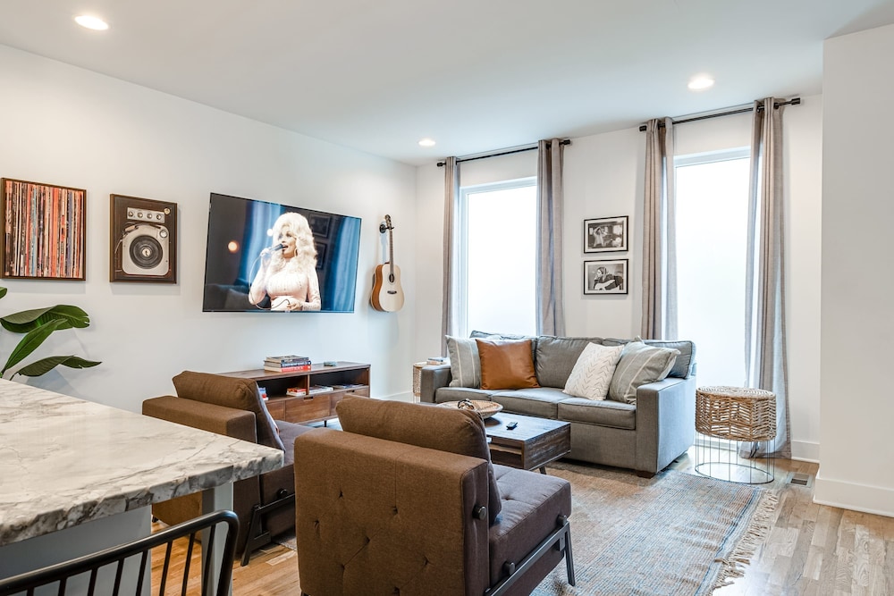 Rooftop DT City Views - Bluebird Karaoke - 14 Beds