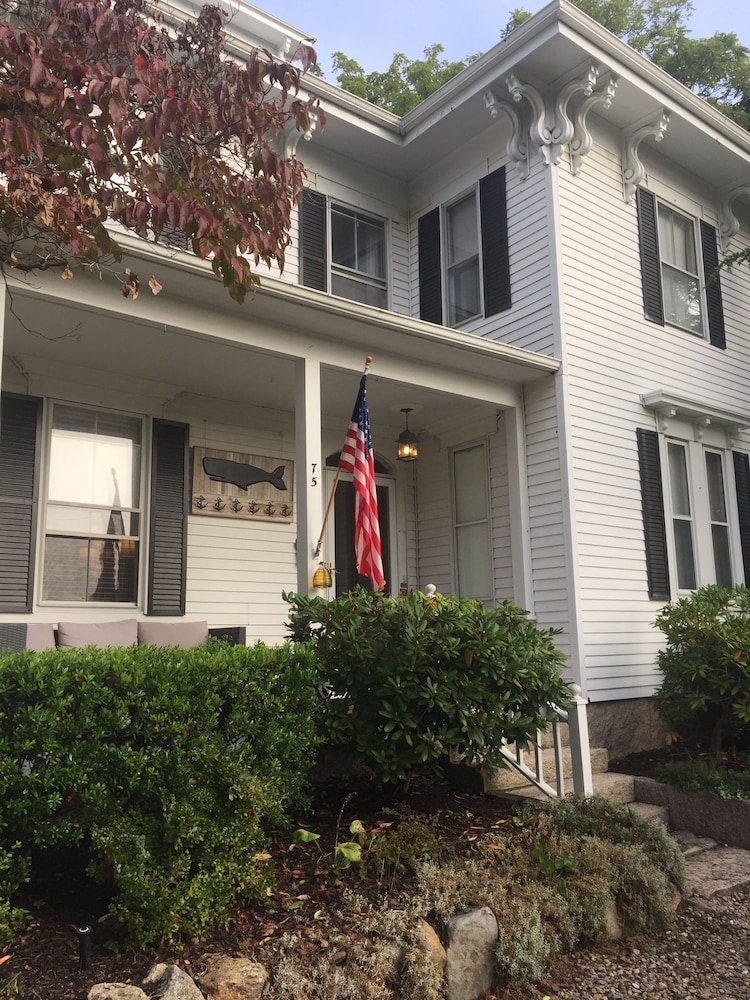 Captain Lawrence Inn