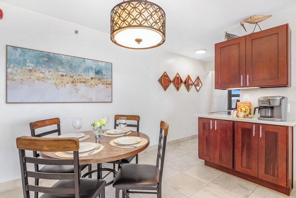 High Floor Ocean View Condo (King Bed and Parking): dining photo