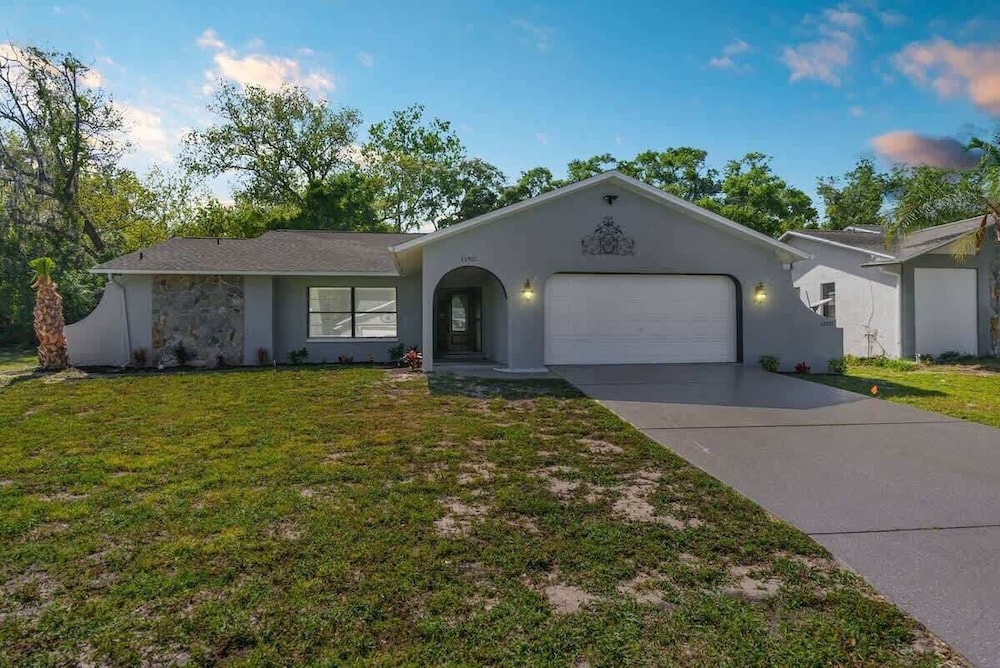 Hudson Retreat, 3 Bedroom Pool Home!
