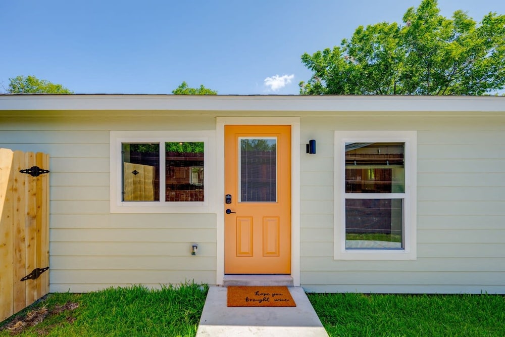 Modern 3 2 two Kings hot tub Fire pit 16min to Wine Trail Nearby Pickleball Courts Pools