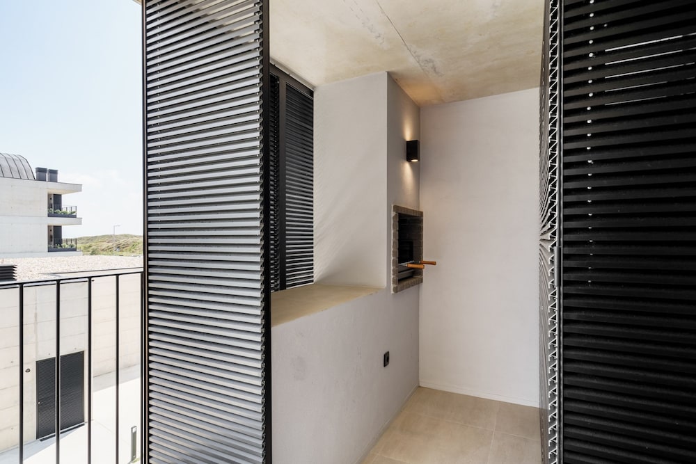 Green Coast Beachfront Retreat by Minho s Guest